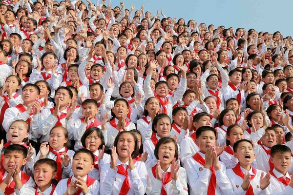 Дети приветствуют северокорейского политического лидера Ким Чен Ына на праздновании 70-ти летия Союза детей Кореи