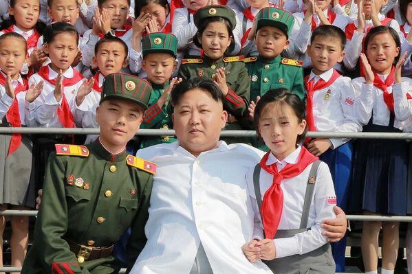 Cеверокорейский политический лидер Ким Чен Ын во время праздника 70-ти летия Союза детей Кореи