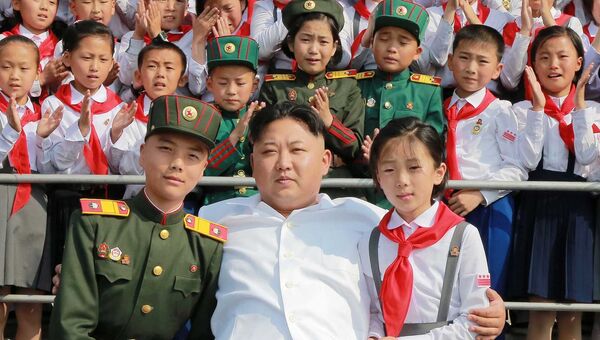 Cеверокорейский политический лидер Ким Чен Ын во время праздника 70-ти летия Союза детей Кореи