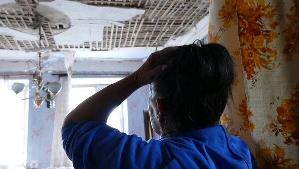 Жительница дома на улице Альпинистов в Донецке, пострадавшего в результате обстрела украинскими силовиками. Архивное фото