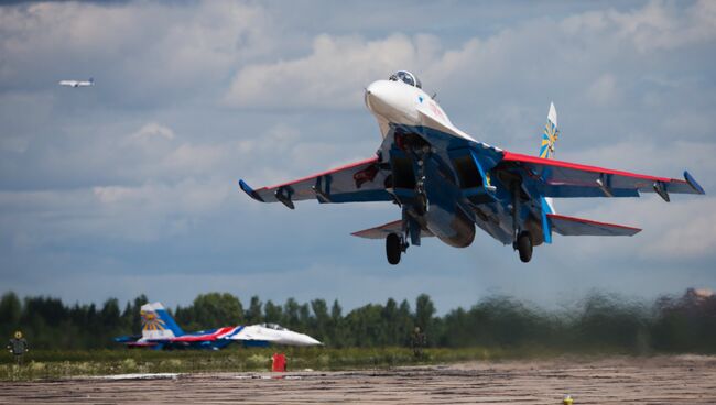 Самолет Су-27 пилотажной группы Русские Витязи. Архивное фото