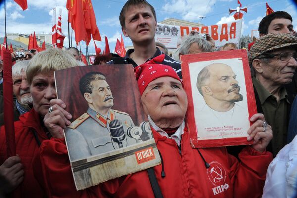 Участники первомайского митинга сторонников КПРФ на Театральной площади Участники первомайского митинга сторонников КПРФ на Театральной площади