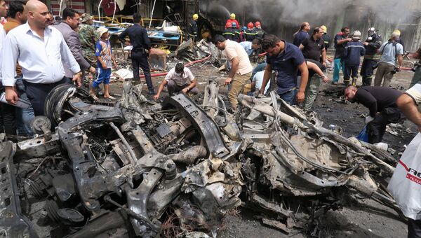 На месте взрыва автомобиля в столичном районе аль-Джадида. Ирак, июнь 2016