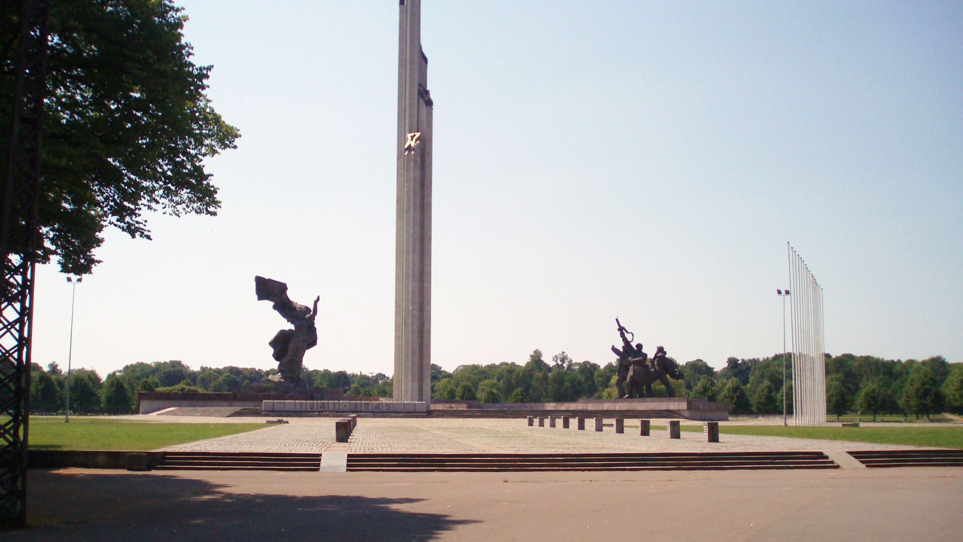 Памятник Освободителям на площади Узварас в Риге, Латвия - РИА Новости, 1920, 15.05.2022