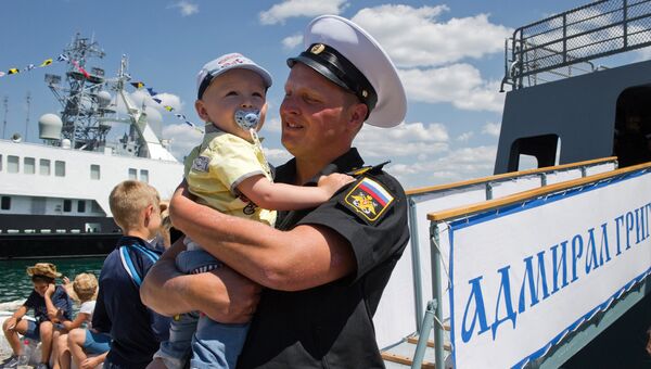 Член экипажа сторожевого корабля Адмирал Григорович во время прибытия корабля в Севастополь. Архивное фото