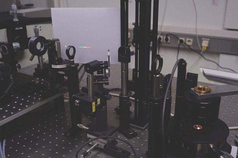 Установка, в которой ученые проверяли свойства светоносного порошка Установка, в которой ученые проверяли свойства светоносного порошка