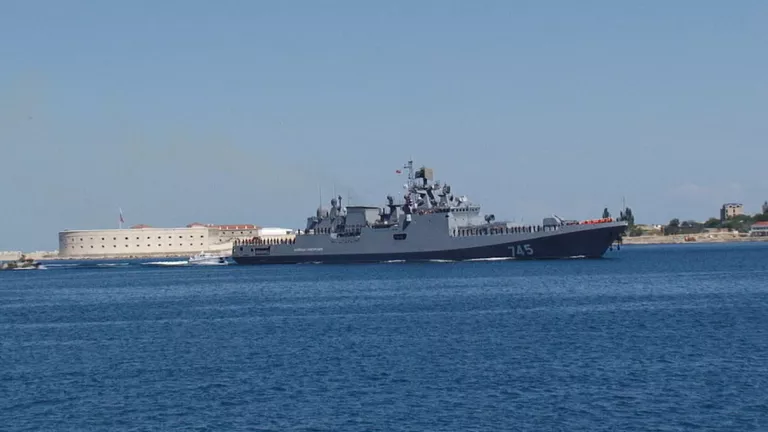 Фрегат Адмирал Григорович в сопровождении катеров вошел в порт Севастополя Фрегат Адмирал Григорович в сопровождении катеров вошел в порт Севастополя