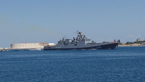 Фрегат Адмирал Григорович в сопровождении катеров вошел в порт Севастополя