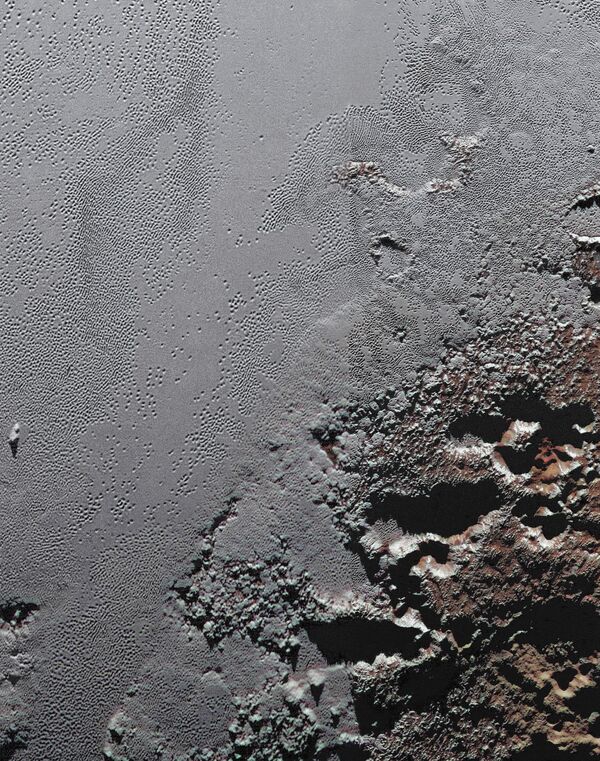 Горный участок Плутона, известный как Крун Макула