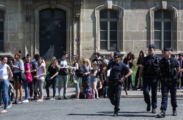 Сотрудники правоохранительных органов на улицах Парижа в преддверии Чемпионата Европы по футболу 2016 во Франции