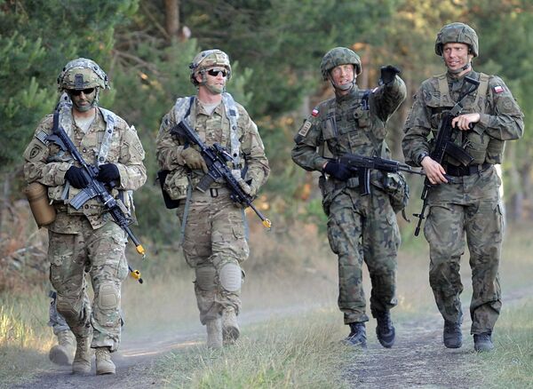 Солдаты польской армии и армии США во время учений НАТО Анаконда-2016 на территории Польши. 7 июня 2016 Солдаты польской армии и армии США во время учений НАТО Анаконда-2016 на территории Польши. 7 июня 2016
