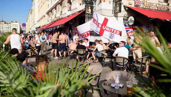 Английские футбольные фанаты в Марселе, Франция. 9 июня 2016