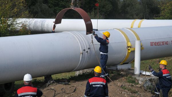 Сотрудники Укртрансгаза выполняют работы на трубопроводе недалеко от высокогорной газокомпрессорной станции Воловец в Закарпатской области
