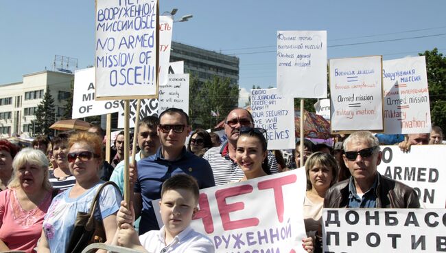 Митинг протеста в Донецке против ввода в Донбасс вооруженной миссии ОБСЕ