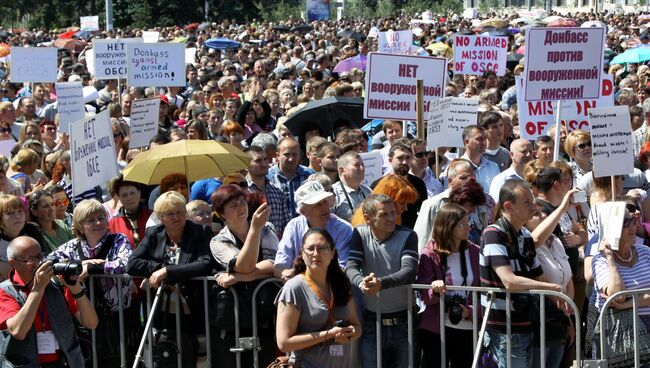 Митинг протеста в Донецке против ввода в Донбасс вооруженной миссии ОБСЕ