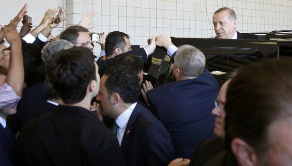 Президент Турции Тайип Эрдоган покидает похороны боксера Мохаммеда Али в Луисвилле, США. 9 июня 2016