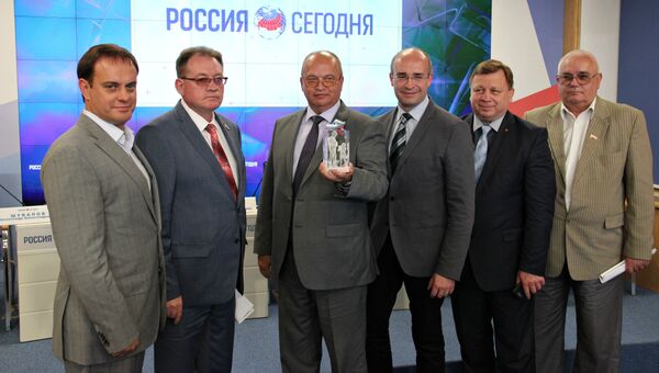 Глава администрации Симферополя Геннадий Бахарев передал 3D-копию памятника Вежливым людям МИА Россия сегодня