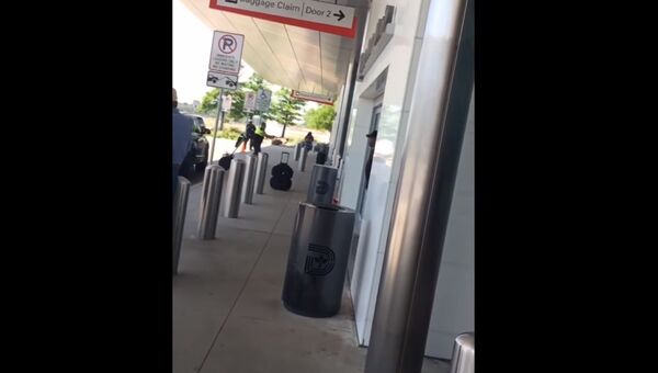 В сети появилось видео стрельбы в аэропорту Далласа