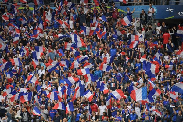 Болельщики сборной Франции перед началом матча группового этапа чемпионата Европы по футболу - 2016