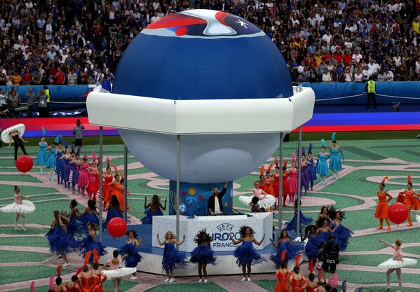 Диджей Дэвид Гетта на церемонии открытия чемпионата Европы по футболу - 2016 на стадионе Стад де Франс