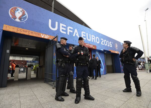 Сотрудники полиции перед началом матча группового этапа чемпионата Европы по футболу - 2016