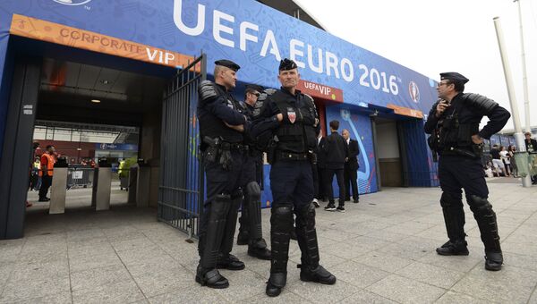Сотрудники полиции перед началом матча группового этапа чемпионата Европы по футболу - 2016
