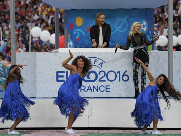 Диджей Дэвид Гетта и певица Сара Ларссон выступают на церемонии открытия чемпионата Европы по футболу - 2016