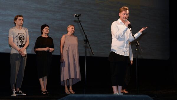 Режиссер Иван Твердовский выступает перед показом своего фильма Зоология в рамках 27-го Открытого российского кинофестиваля Кинотавр в Сочи.