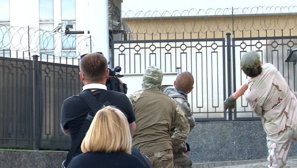 Активисты Правого сектора забросали яйцами здание консульства РФ в Одессе