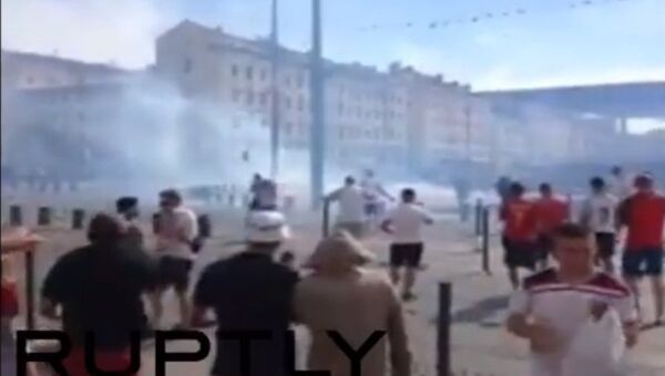 Опубликовано видео столкновений между фанатами из России и Англии в Марселе