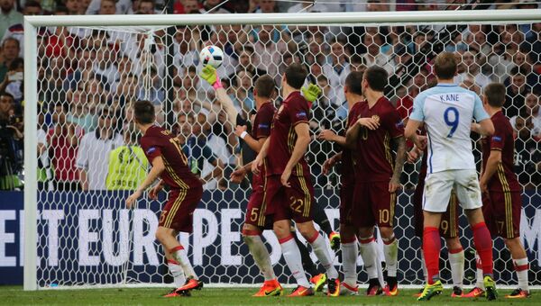 Игровой момент у ворот сборной России в матче группового этапа чемпионата Европы по футболу - 2016