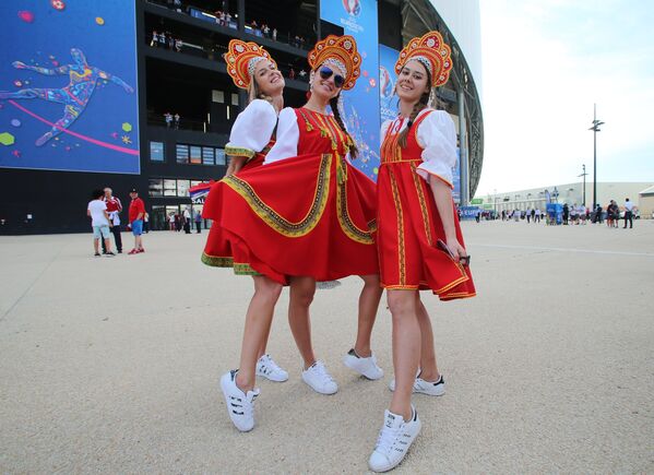 Российские болельщицы перед началом матча группового этапа чемпионата Европы по футболу - 2016