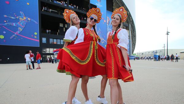 Российские болельщицы перед началом матча группового этапа чемпионата Европы по футболу - 2016. Архивное фото