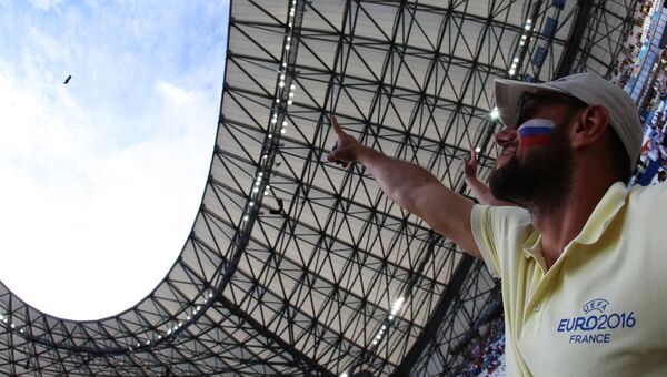 Российский болельщик перед началом матча группового этапа чемпионата Европы по футболу - 2016