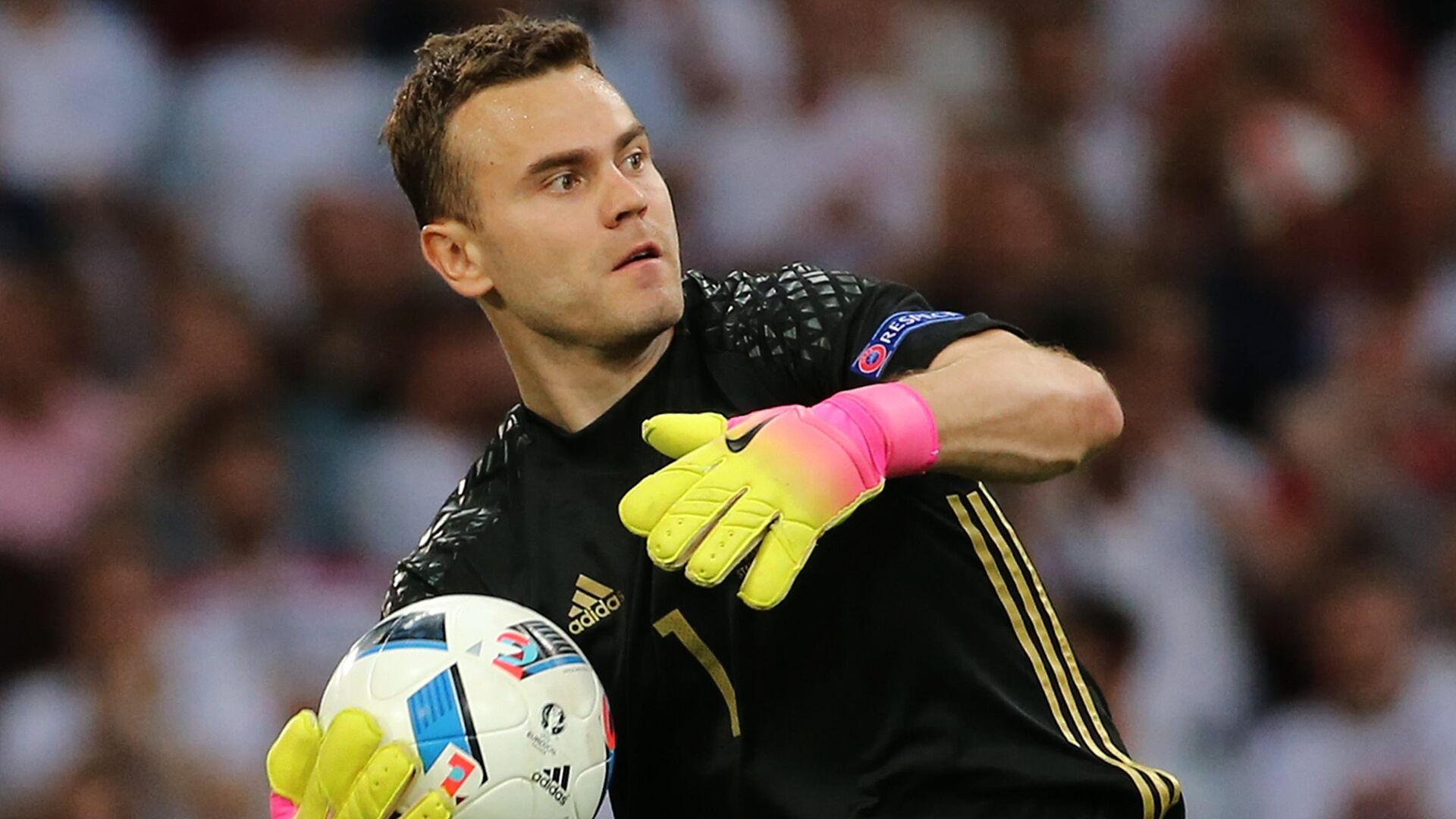 Вратарь сборной России Игорь Акинфеев в матче группового этапа чемпионата Европы по футболу - 2016  - РИА Новости, 1920, 10.11.2025