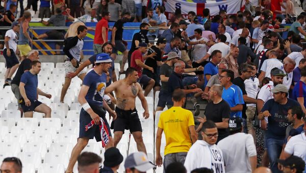Столкновения фанатов на матче Россия-Англия в Марселе