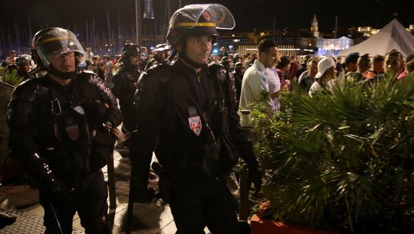 Полицейские во время беспорядков в Марселе между фанатами сборных Англии и России