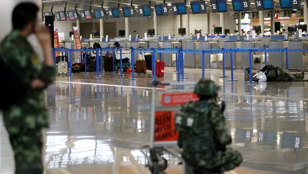 Эксперт-взрывотехник проверяет багаж в аэропорту Пудун после взрыва, 12 июня 2016