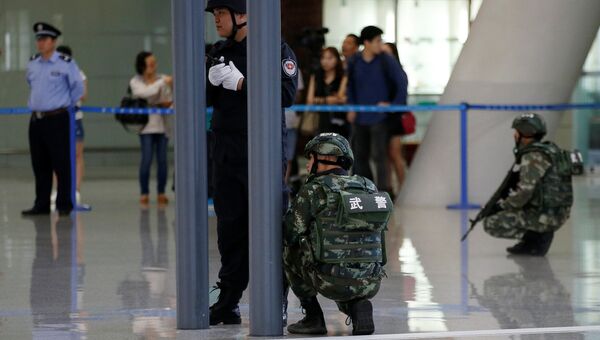 Полиция у места взрыва в аэропорту Пудун в Шанхае, 12 июня 2016