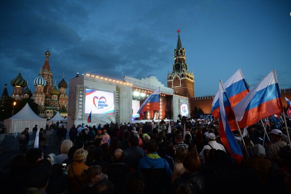 Главные торжества прошли на Красной площади столицы. В этом году праздничный концерт собрал 30 тысяч зрителей.