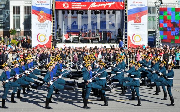 На главной площади Тулы прошла церемония развода конных и пеших караулов Президентского полка Федеральной Службы Охраны России.