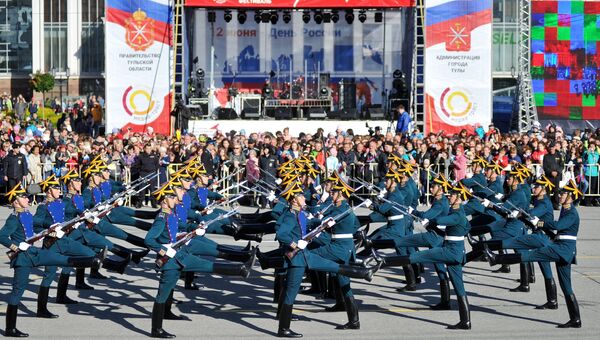 Развод пеших и конных караулов Президентского полка в День России в Туле