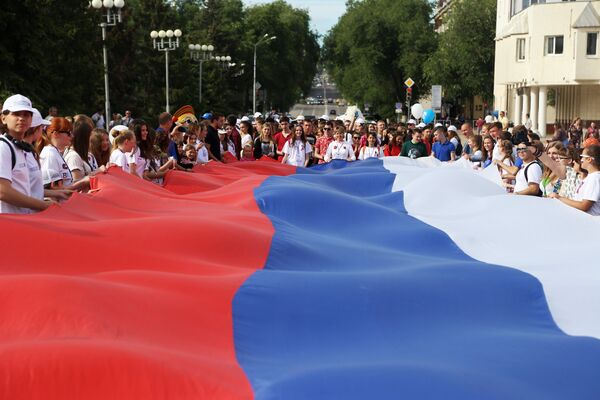 В Белгороде волонтеры на фоне играющего гимна с 30-метровым флагом России в руках признались в любви к своей стране.