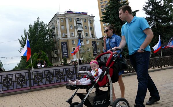 Праздник отметили в Донецке. Улицы города украсили флагами России.
