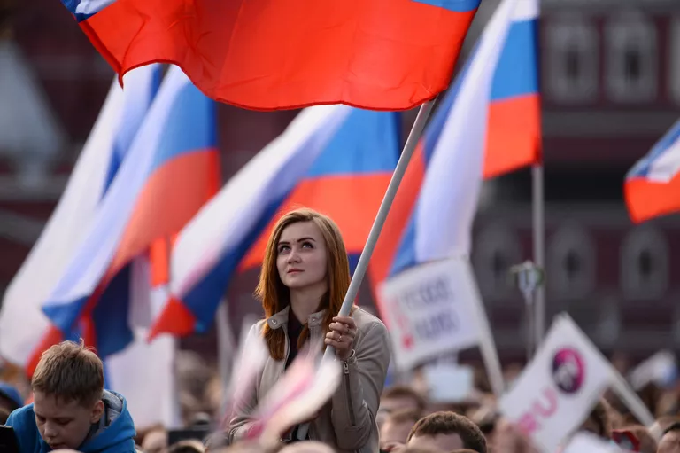 Девушка на праздничном концерте в честь Дня России на Красной площади Девушка на праздничном концерте в честь Дня России на Красной площади