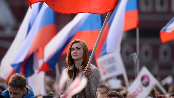 Девушка на праздничном концерте в честь Дня России на Красной площади