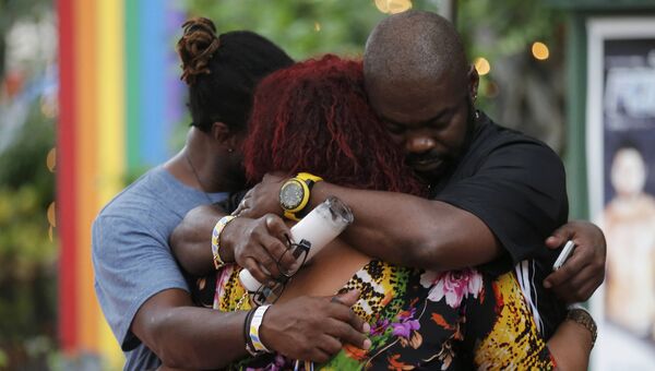 Родственники и друзья погибших после стрельбы в гей-клубе Орландо поддерживают друг друга