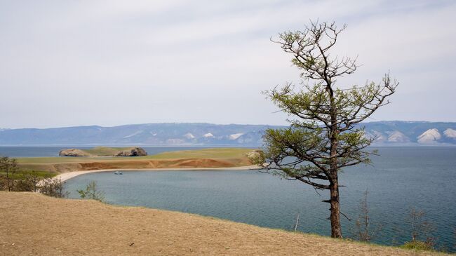 Остров Ольхон на озере Байкал и пролив Малое море