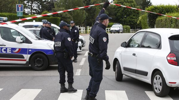 Сотрудники французской полиции работают на месте преступления на следующий день после нападения на сотрудника полиции под Парижем