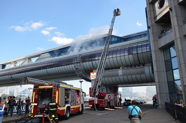 Показательные пожарные учения начались в Москве возле делового центра Москва-Сити